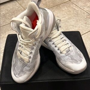 Women’s Size 8        Moolah White & Gray Basketball Athletic Shoes